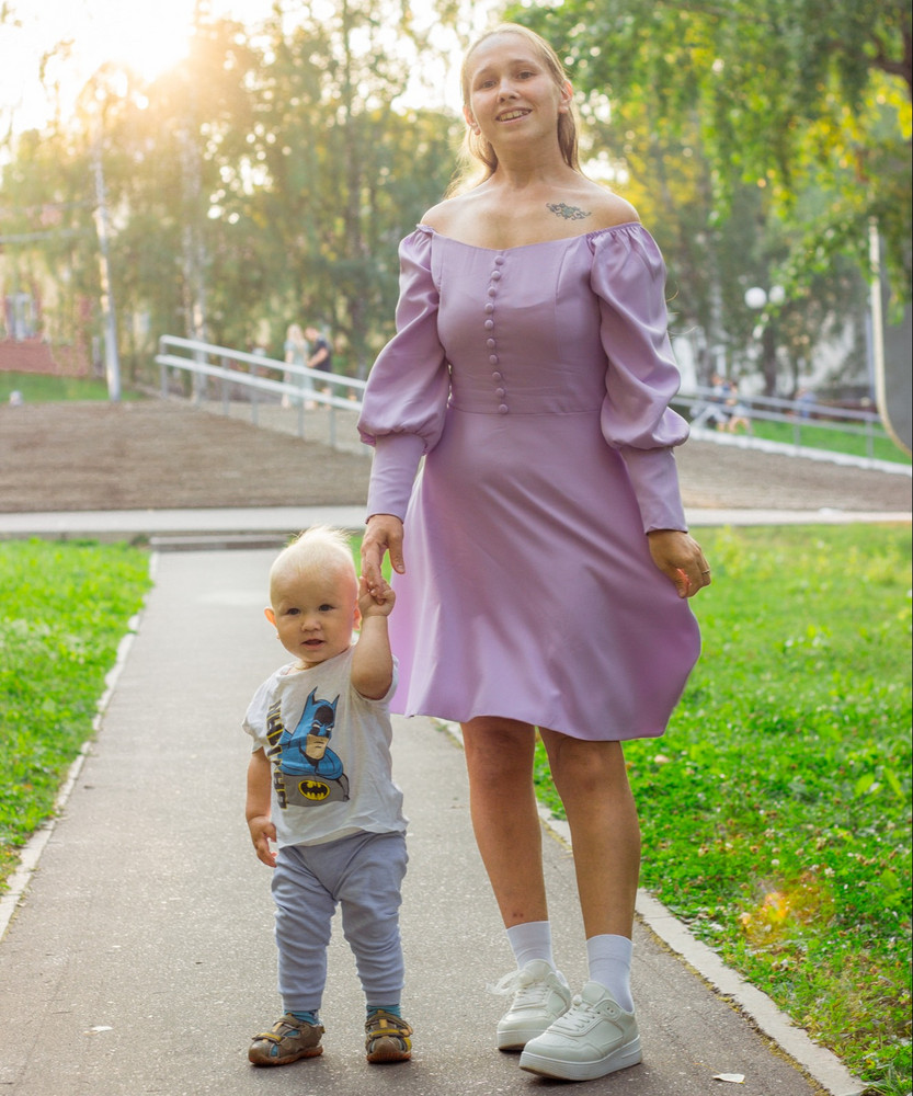 Платье очень понравилось, пришло мятое, но если есть отпариватель, то легче, утюгом больше часа гладила) всем подружкам моим понравилось, спрашивали, где взяла.