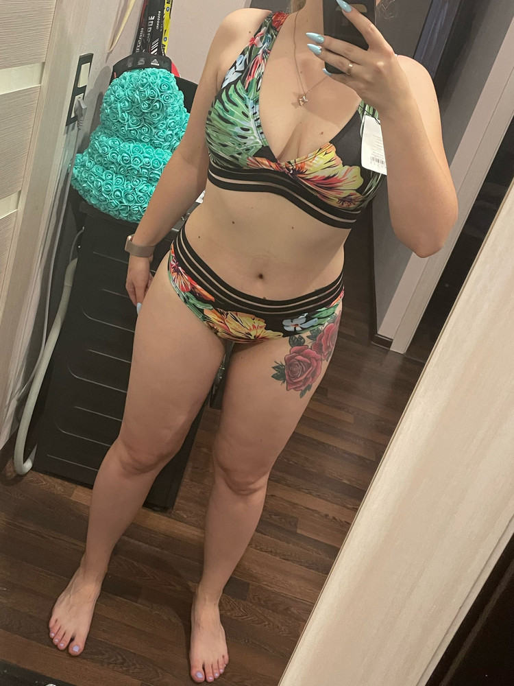 Купальник хороший! Все швы ровные без дыр и нареканий, видимо повезло) Сел отлично, послеродовую грудь 80C держит на ура. На параметры 105-86-106 размер L подошёл