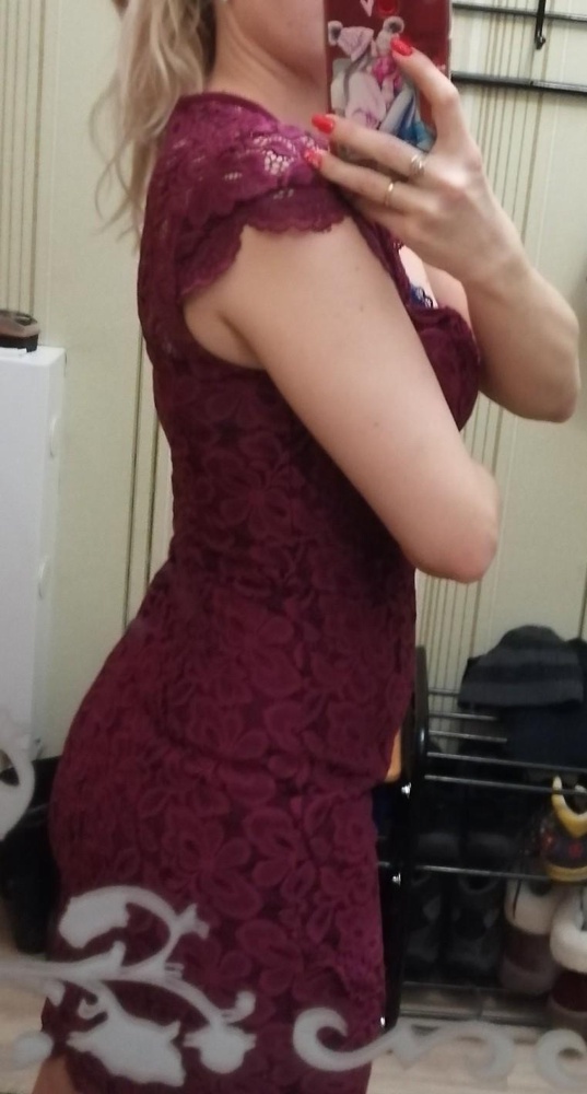 Платье размер 42 просто супер по размеру подошло, ни где не торчит идеально по фигуре, качество хорошее.