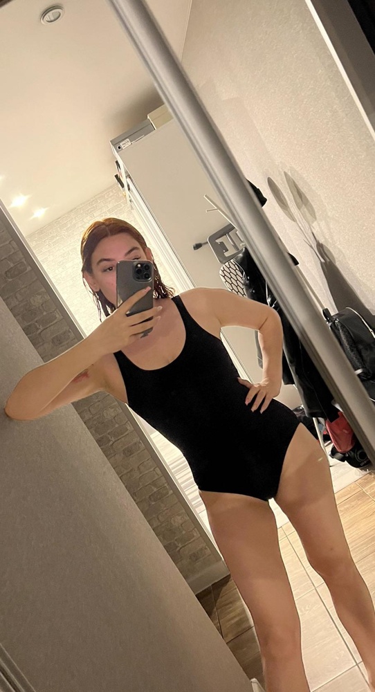 Купальник просто супер . Идеальная посадка по фигуре . Выделяет только то , что нужно ) Внутри подкладка сеточка и есть резинка под грудью . Очень удобно .