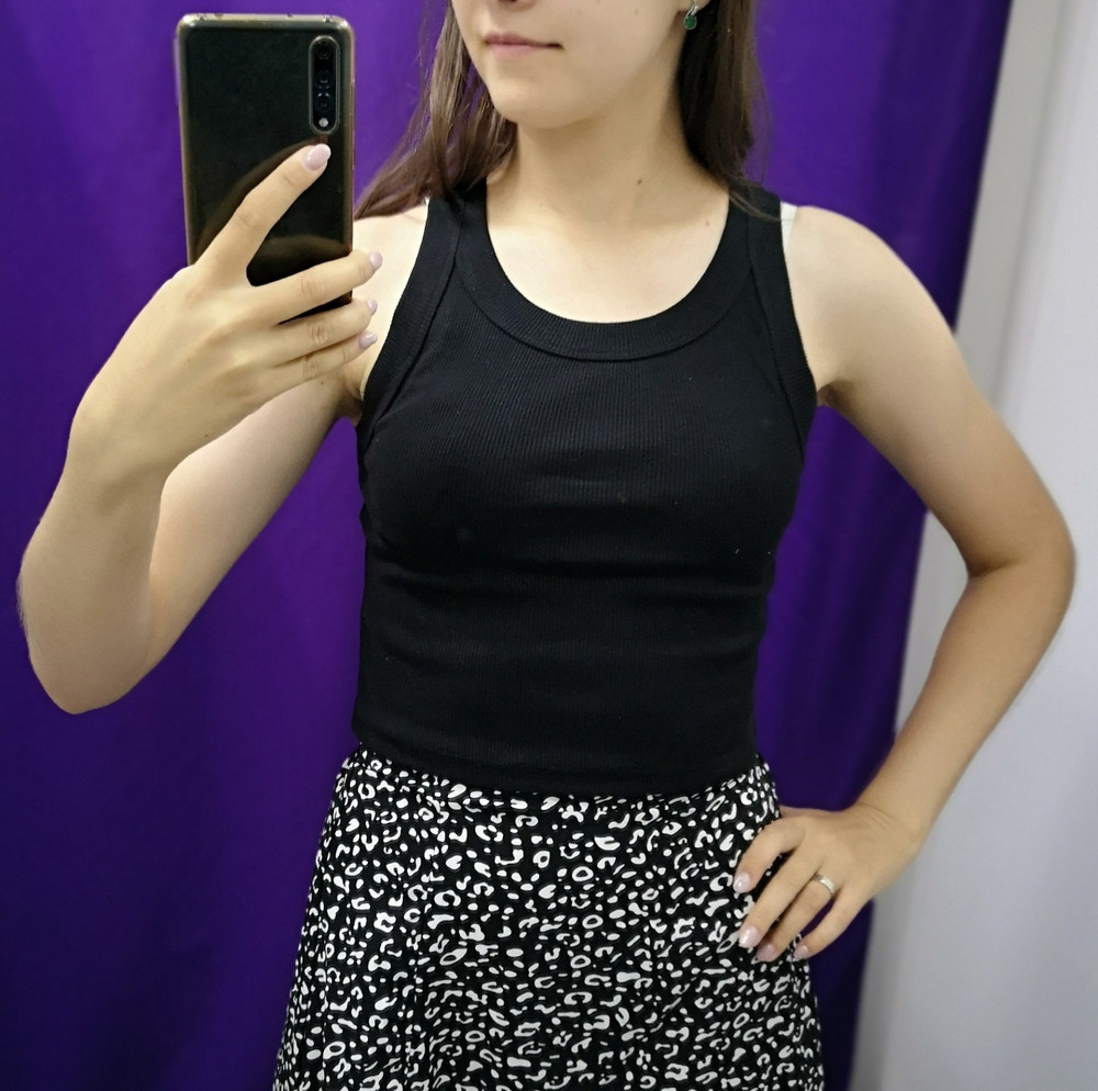 Топ хороший, не просвечивает, хорошо тянется. На параметры: 82-67-91, рост 163 - подошёл хорошо. Длина чуть выше пупка. Пройма сидит хорошо. Ношу с ним бюстгальтер со скрещенными лямками, прямые лямки выглядывают. После 1 стирки не растянулся пока. Качество на вид хорошее.