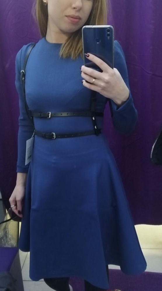 Насчет кожи ничего утверждать не буду, но выглядит качественно. Хорошо подчеркивает талию и грудь.