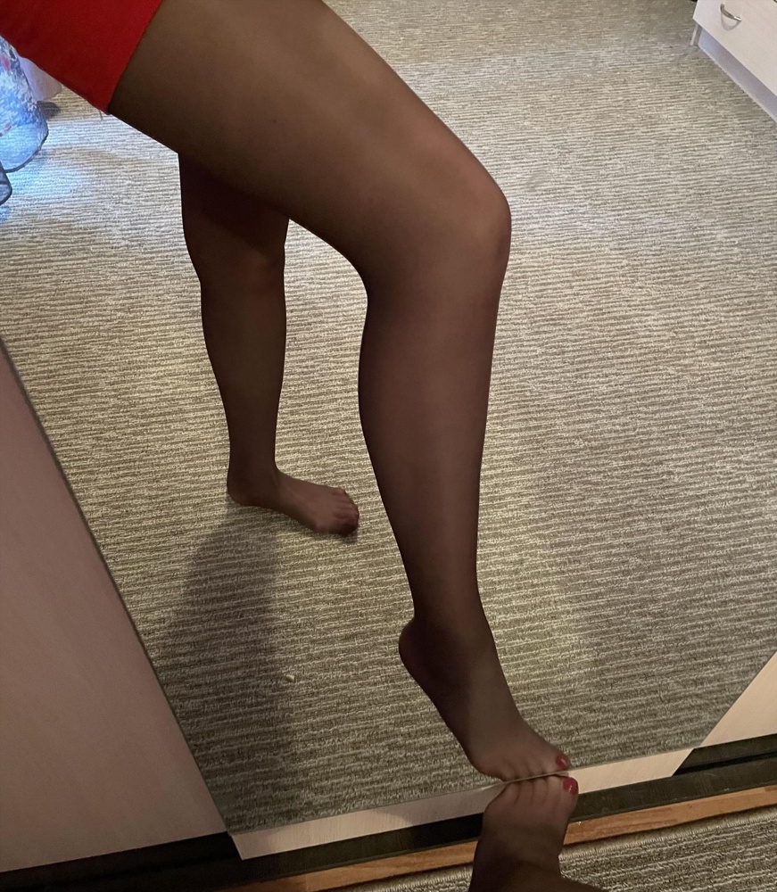 Не ожидала что за такую цену-отличное качество! Очень красивый цвет! Без зацепок, покрашены колготки без пятен, однотонные, единственный минус-маловерят. На рост 174-5ка наделась как 4ка