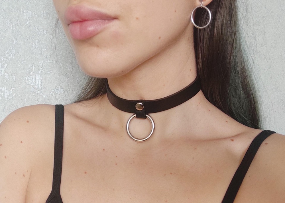 Классный, качественный. Плотный, но мягкий ремешок. Не тяжелый. Удобно регулируется. Можно носить задом на перед) 
+ фурнитура приятная. 
Нигде ничего не колит и не натирает.