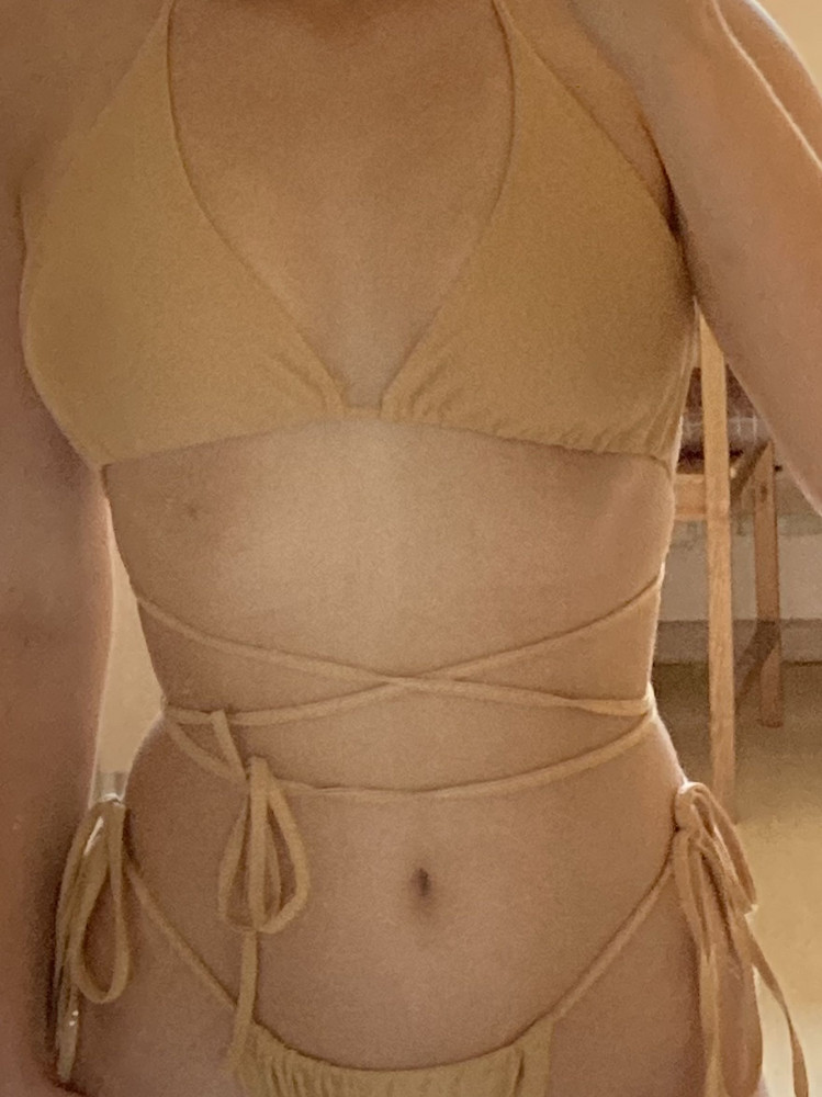 Купальник из приятной ткани, но скорее на меленькую грудь. Вкладышей нет, но это и не проблема. Красивый ♥️