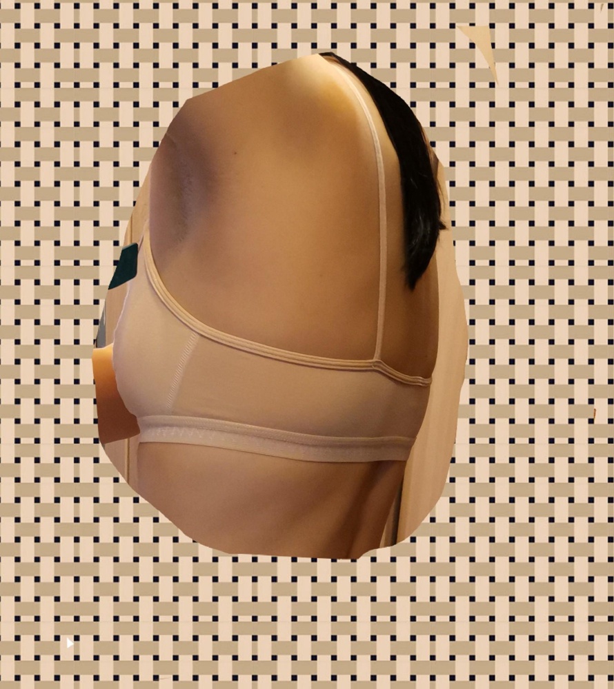 Комфортный, без увеличения. На ОГ 84, с размером груди 0-0,5(родила троих детей), чуть топорщаться швы, немного большеват. Под грудью 76см, в самый раз 92 размер, комфортно, если будет больше 76,будет наверное уже пережимать .