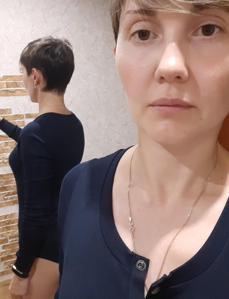 Размер соответствует, девочки в отзывах пишут, что врезается в попу  -у меня рост 166см, и мне нормально по ростовке.ткань темно-синяя, как и заказывала, фурнитура на месте, до меня никто не мерил точно,абсолютно новая вещь, радует😊 (селфи не очень получается у меня, так что как смогла). товар рекомендую