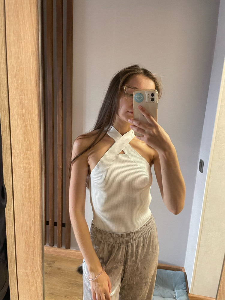 Замечательный топ! Качество прекрасное, аккуратно сшит. Ещё приятный бонус (по штрихкоду гайд по летним образам). Вроде мелочь, а приятно ) благодарю Вас!