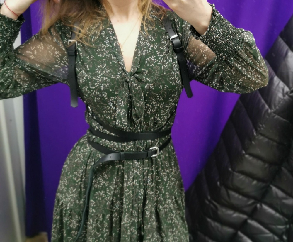 Портупея хороша.
Смею предположить что соответствует размеру так как в жизни ношу s-m, но из-за отсутствия на складе заказывала больший размер..
Обратная сторона необработана.
Качество и материала и кожу порадовало.
Пока оставила, буду караулить свой размерчик)