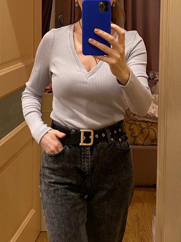 Утомили меня эти кофты, первая, была мала(плечи поднимаются и бюстгальтер сильно выделялся ссади), вторая тоже серая, почему-то пришла совсем светло сарая на три тона светлее, и длинные рукава, решила третью заказать хаки - цвет, ужасное болото, мерить не стала  (отказ 3 раз) вот нужна такая кофта, теперь думаю заказывать 4 раз. Если что, на фото джинсы разные. Вопрос конечно к производителю, у разных партий разные цвета 🤷‍♀️