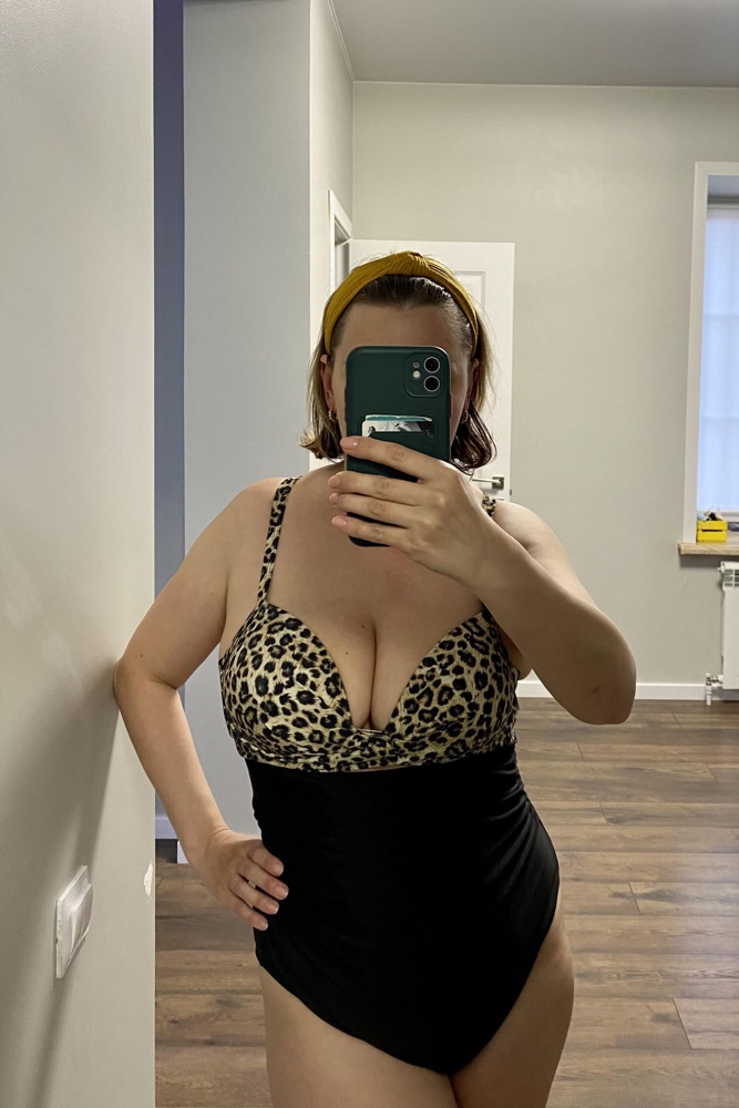 Купальник очень красивый,модный в этом сезоне леопард!Сшит аккуратно,нитки не торчат!Мои объёмы 100/77/100 заказывала XLр,грудь выпихнула,тк кормлю ребёнка,думаю потом объём уйдёт и будет отлично!Драпировка на животе немного скрывает объёмы!К покупке рекомендую!Закажу ещё раздельный у данного продавца как появиться)Потому-то качество огонь!!!