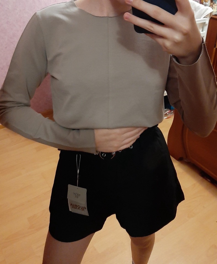 это ужас ,заявлено оверсайз ,а на самом деле ещё и маломерит 
ткань очень тонкая ,нельзя никак заправить 
единственный плюс это цвет ,я в него влюблена 
на фото я его заправила ,поэтому он и кажется короче