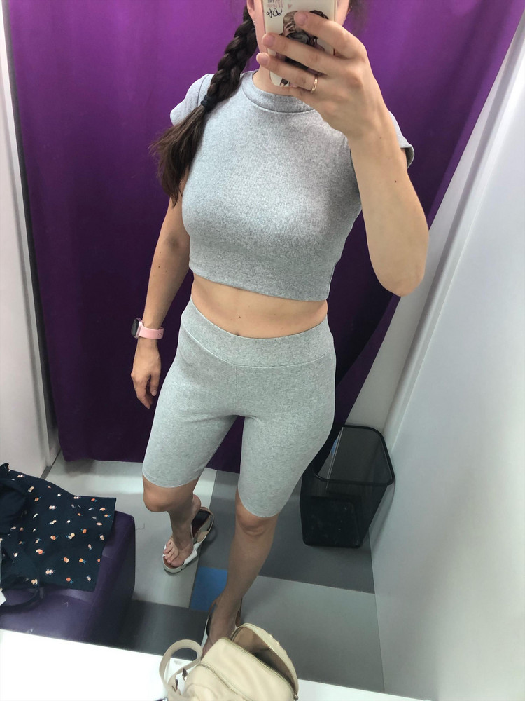 Очень приятный к телу. Топ действительно  на очень узкие плечи. Взяла на размер побольше - всё село хорошо. 