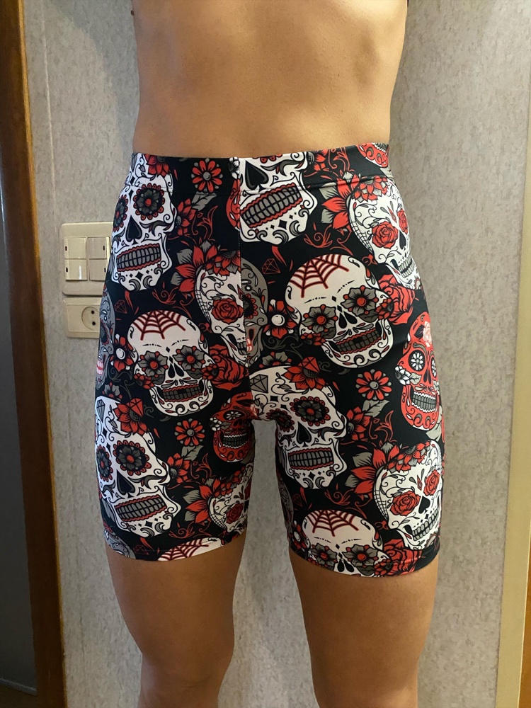 Яркие, пошиты хорошо, сели идеально, не передавливают. Мои размеры От:65см, Об: 93см, брала размер S. 