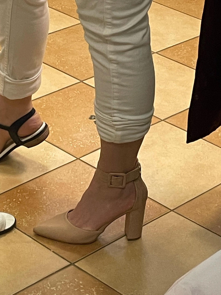 Туфли хорошие. Размер в размер. На ноге смотрятся аккуратно. Но пришли с браком. Поэтому отказ.