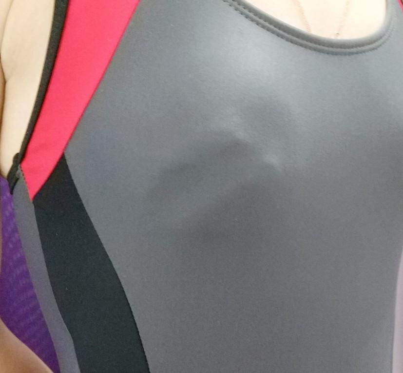 Купальник хорошего качества, удобные чашечки, которые не сдавливают грудь (что при маленькой груди очень важно).
Размерный сетке не соответствует, маломерит. Очень жаль что пришел с одной сильно замятой чашечкой, пришлось отказаться.