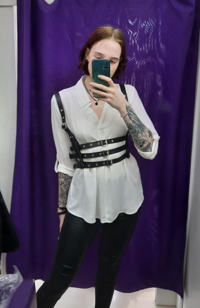 Выглядит очень круто. На высокий рост (180) и параметры ОГ 93 и ОТ 74 идеально сидит. Можно регулировать как угодно. Товар понравился, спасибо!