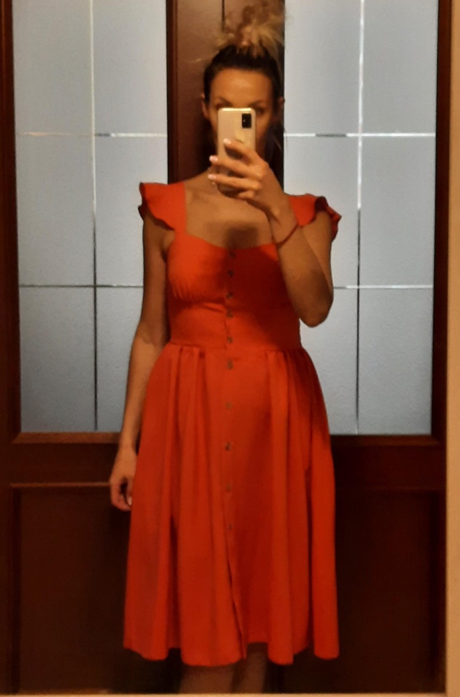 Хорошее качество пошива. Яркий терракотовый цвет. В составе лен только 50%
Игривая, женственная модель.  Немного маломерит.