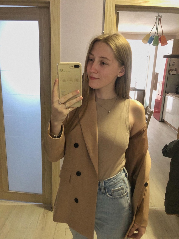 Отличная майка! Качество супер! Нитки не торчат. На мой 44р, рост 169 — отлично подошла. 