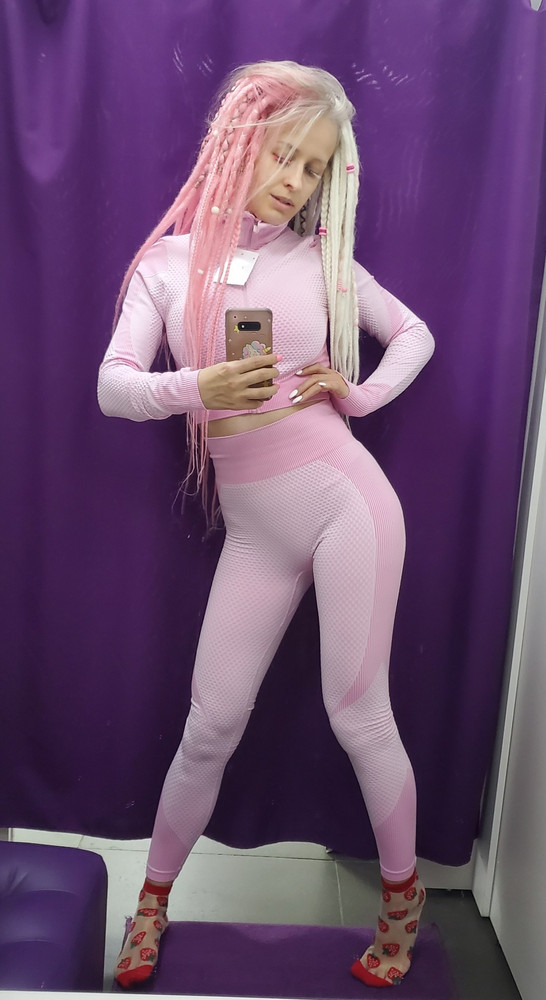 Очень классный костюм, не смогла от него отказаться. Материал приятный, качество хорошее. Ткань плотная. На параметры  ОГ 89, ОТ 66, ОБ 91 взяла 46 - идеально. Ничего не перетягивает, сидит приятно.