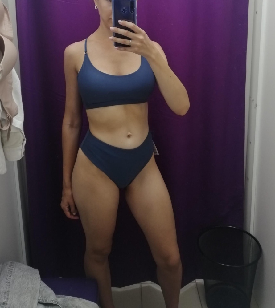 Очень хороший купальник, я именно такой и хотела. Размер М хорошо сел на грудь 75 D. Заказывала похожий купальник другого бренда, но дороже, так вот он сшит абсолютно из такой же ткани, а сидел хуже). В качестве купальника не сомневаюсь, тк уже два года ношу плавки этого бренда, несколько раз ездила в нем на море, аквапарки и тд и выглядит как новый, зацепок нет. Рекомендую! Мерила красный, но в нем сильно контурируют вкладыши, в серо-голубом они почти не заметны.