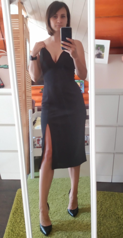 Отличное платье, надо немного отпарить лиф и в "бой" ))))