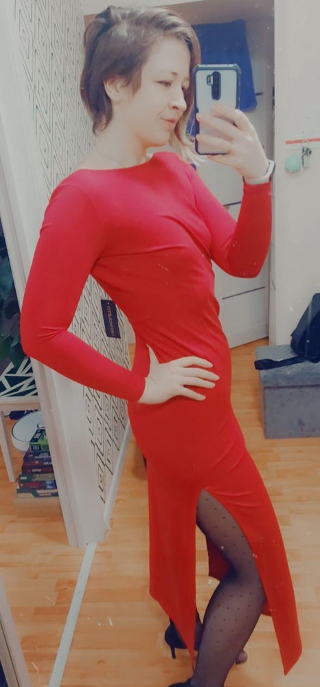 Это шикарное платьице) все по размеру, узковатые рукова, но не считаю это проблемой платья)) на спине шикарный вырез, ткань плотная, немного тянется