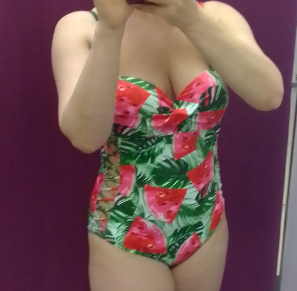 Очень хороший купальник, чашки хорошо держат тройку, ничего нигде не выпрыгивает) расцветка супер! Спасибо