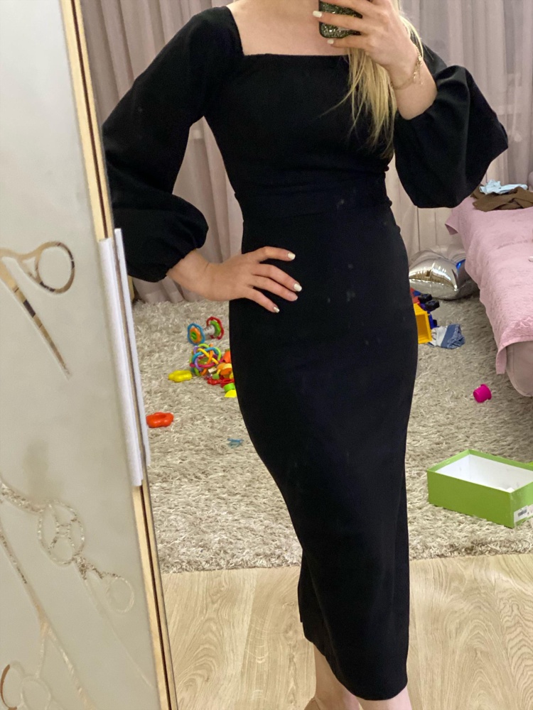 Платье отличное  , только в талии очень туго в этом месте ткань не тянется , думаю перезаказать на размер больше, надеюсь сядет так же красиво .