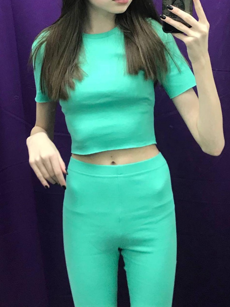 комплект хорошо подойдёт для занятия спортом, качество на высоте. На лето отличный вариант, яркий цвет и приятная ткань