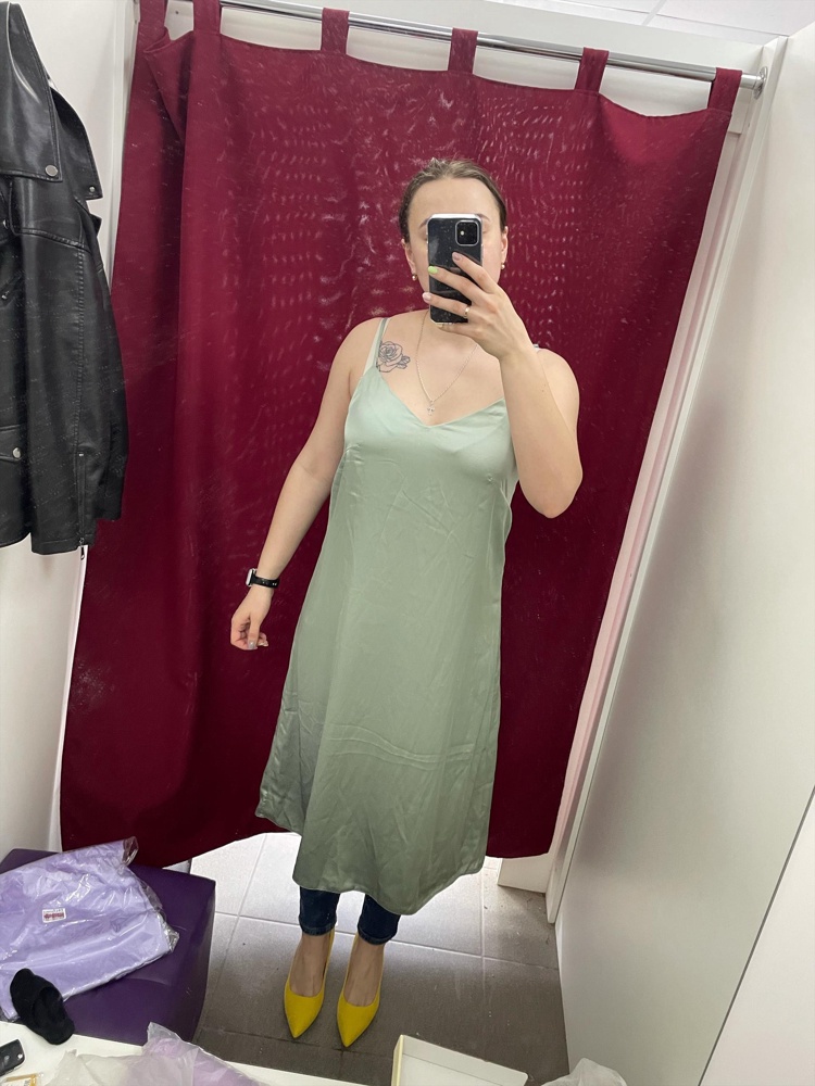 Платье отличное, красивый цвет, качественный материал, есть подкладка. Не стала выкупатт, тк оно мне прост не идет по фигуре (