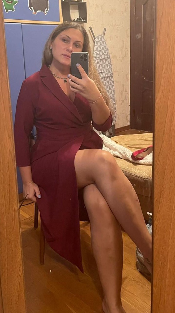 Очень хорошее Платье. Цвет чуть отличается от фото, немного темнее, но приятный.) Брала L, подошёл. Параметры: 106-87-106, рост 168 см. Ткань плотная, жарковато, для зимы подойдёт.