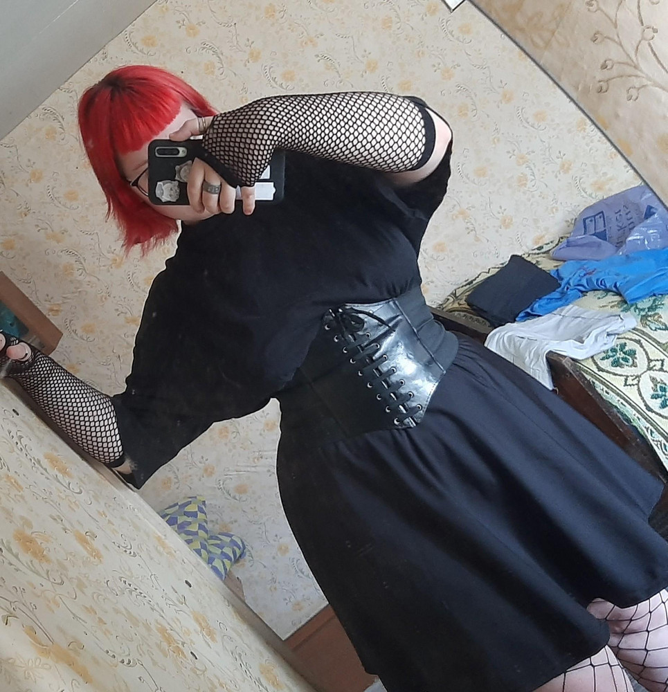 В талии большая, ещё и тянется, недооценила снова себя😅, а так, подходит. Слишком обычная, но с образом вроде не плохо