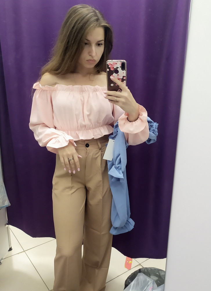 Красивый очень,розовый очень нежный, ткань тонкая, нужно носить бельё под него