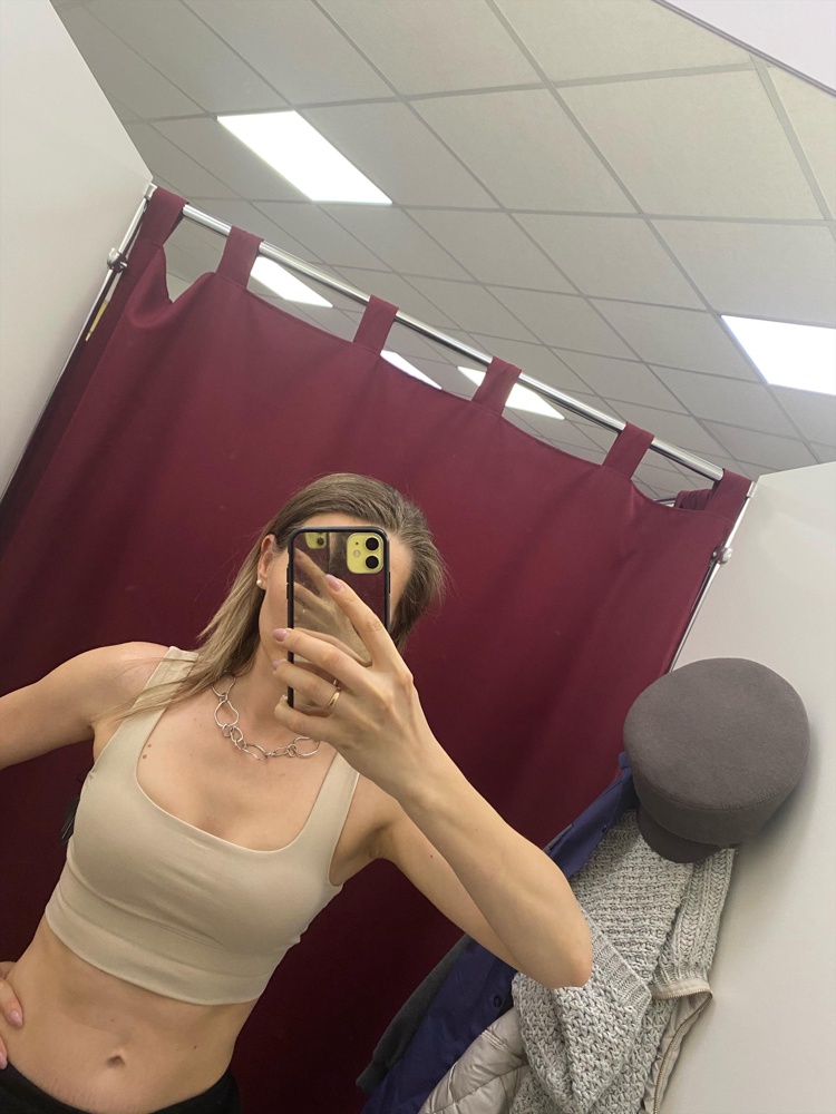 Очень качественный , но оказался с пятнышками перезакажу, размер s идеально подошёл на об 90