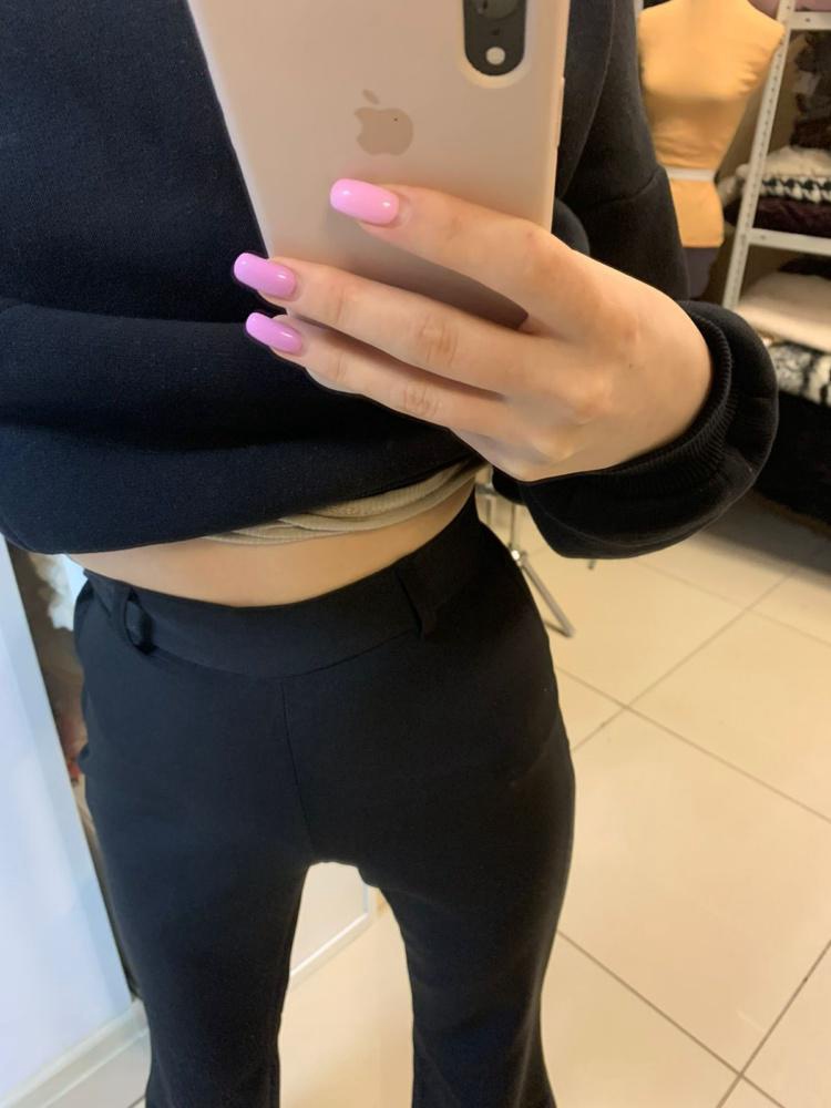 Клёш огонь 🔥 
Удивляюсь , что пишут маломерки…. Для кого таблицу с обхватами выложили ? У меня по обхватам четко 44 размер, и не важно, что джинсы я ношу 44. Я всегда перепроверяю обхваты с размерной таблицей производителя. Качество когонь , клёш от колена, посадка высокая. Живот предательски не вываливается😂 по длине на рост 174+ каблук надо укоротить, но это без проблем делается, за то на короткие как многие клеш в магазине. Ткань не тонкая, хорошо тянется. По опыту могу сказать,что такая ткань со временем не растягивается. Я покупкой довольна и всем от души РЕКОМЕНДУЮ проверять свои параметры с размером производителя, а потом заказывать