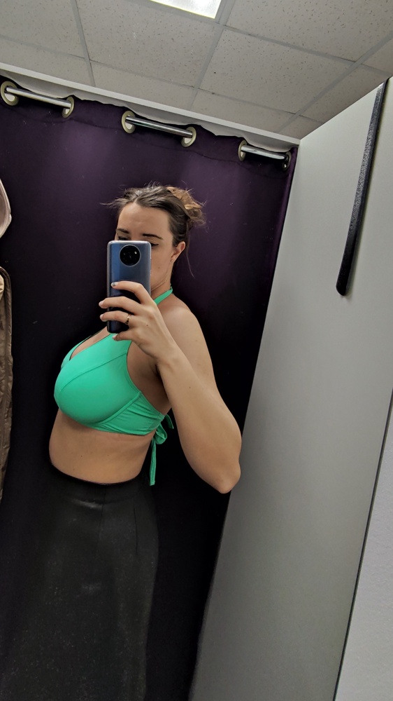 В общем неплохой. 
Только сильно видно чашки под тканью. Если вытащить, то тогда будет видно сосок. Не взяла из-за того, что без чашек всё просвечивает, видно разрез. Ну цвет конечно не как на фото. В реальности другой. 