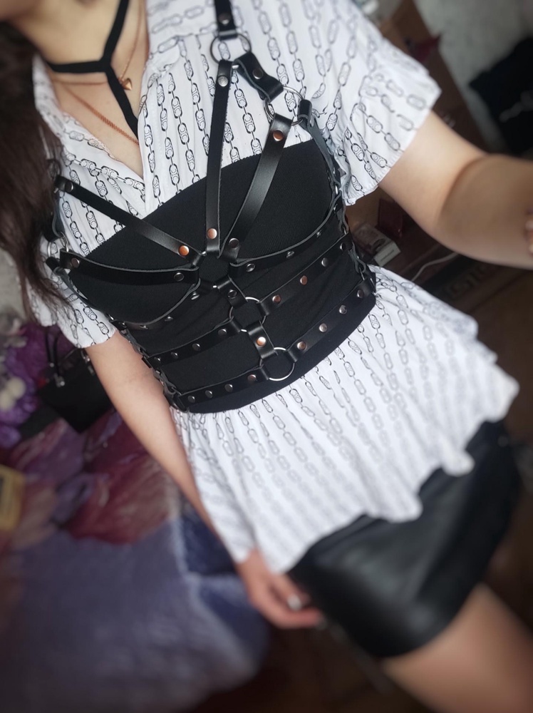 Вау! Ни разу не пожалела, что купила! Очень красивая вещь, легко самостоятельно одевается. Немного осыпается, но это не критично. Со временем, я надеюсь, этот минус исчезнет. Сидит идеально, соответствует заявленному размеру.