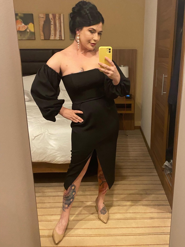 Платье произвело просто фурор на мероприятии, на мою фигуру идеально. Нужны длинные серьги и прическа наверх на мой взносы для полного образа. Собственно, я его собрала)