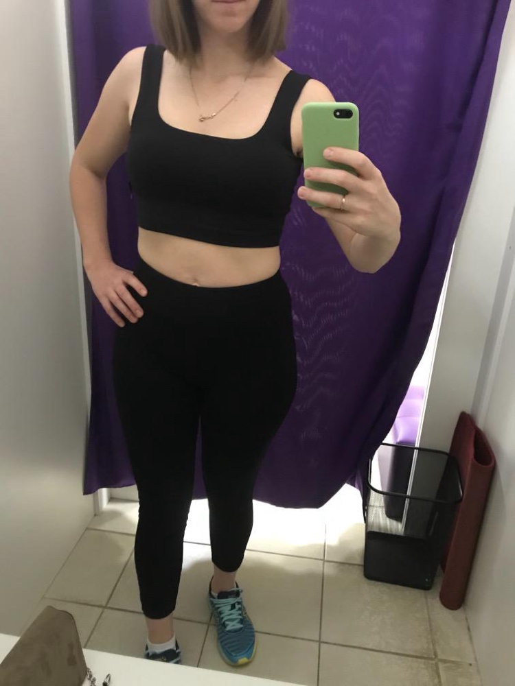 Очень плотная качественная ткань. Имеются съёмные чашечки
Подходит как для занятия спортом так и для повседневной жизни
Рекомендую