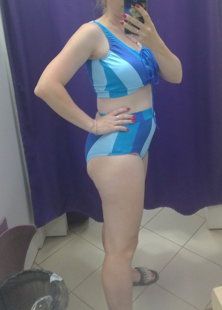 Классный! Я в восторге!  Грудь держит отлично, учитывая, что я кормящая мать, все недостатки живота после 3 беременностей скрывает на ура!