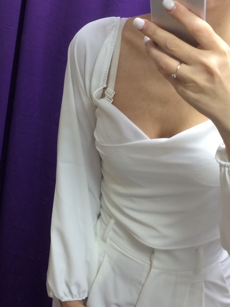 У меня вроде плечи широкие, но такое ощущение, что блузка в плечах велика. В груди на ОГ 89 село вроде хорошо, плотно, а вот часть от груди до плеча собирается складкой, и если поднять и если спустить плечики. Блузка красивая, качество хорошее. Но видимо не моё. 