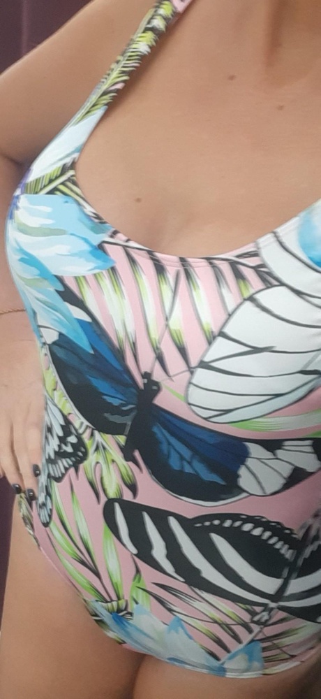 Купальник нормальный, ткань плотная, на р.44-46 подошёл L. Спина открыта максимально. Недостаток существенный - лямки спадают с плеч, из-за этого не расслабишься. Отказ