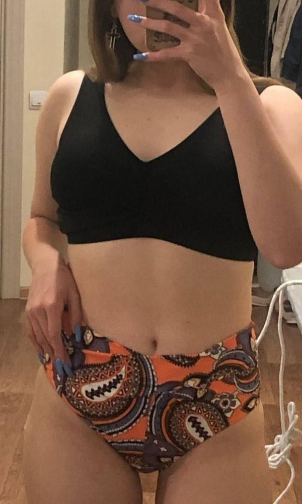 Красивый, яркий купальник. Хорошо сидит на фигуре, в груди тоже идеально. Вообще модель удачная.