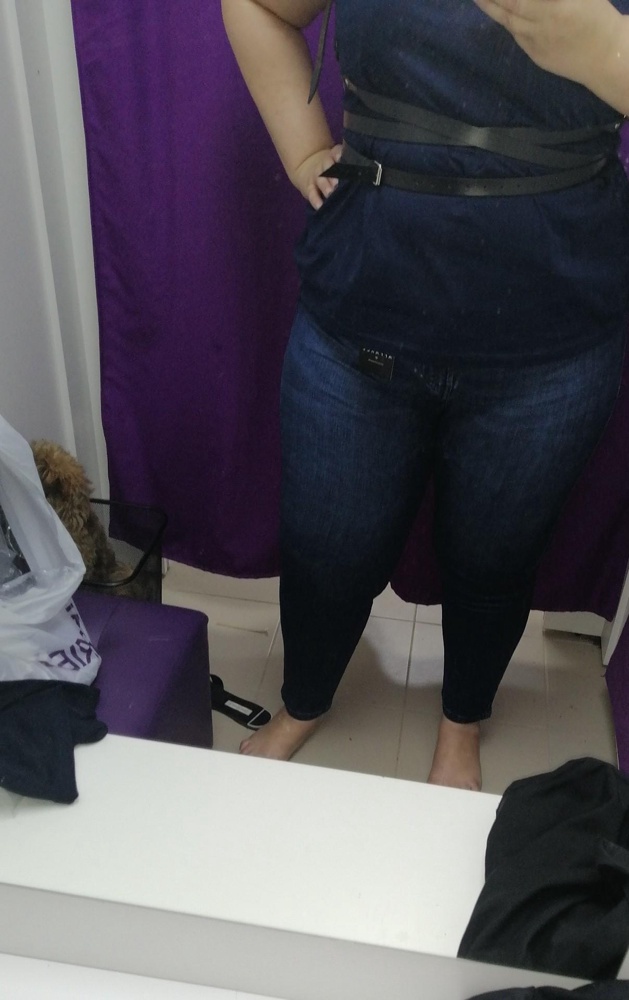 Качество отличное. Смотрится здорово. Брала самый большой размер. Ог 120. Застегивается на три последних дырочки. Её ещё можно немного по другому застегнуть.