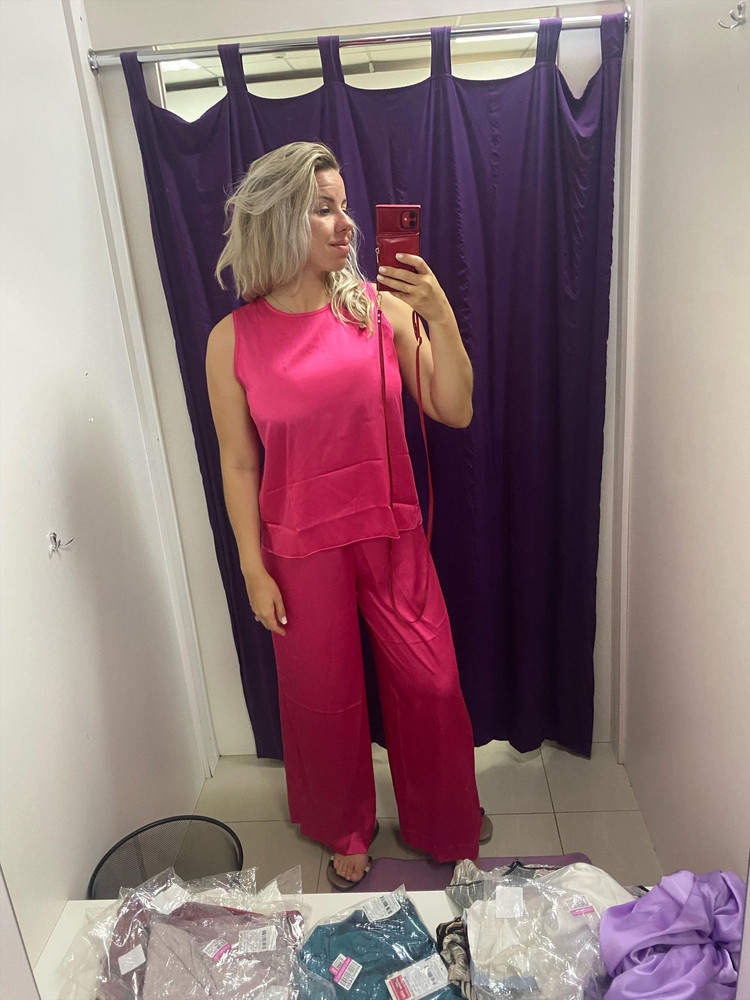 Хорошо, что заказала 2 цвета, чтобы выбрать при примерке. Брюки у сиреневого костюма оказались длиннее, чем у фуксии сантиметра на 3-4. Рост у меня 162 см. Классный костюм для дома, ткань приятная к телу 