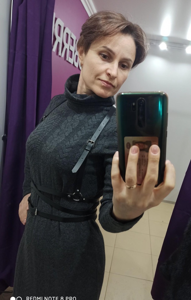 Всё отлично. Ремешки можно регулировать, можно обрезать, кому длинные - края обрезные. Лёгкая, удобная, на теле не ощущается.