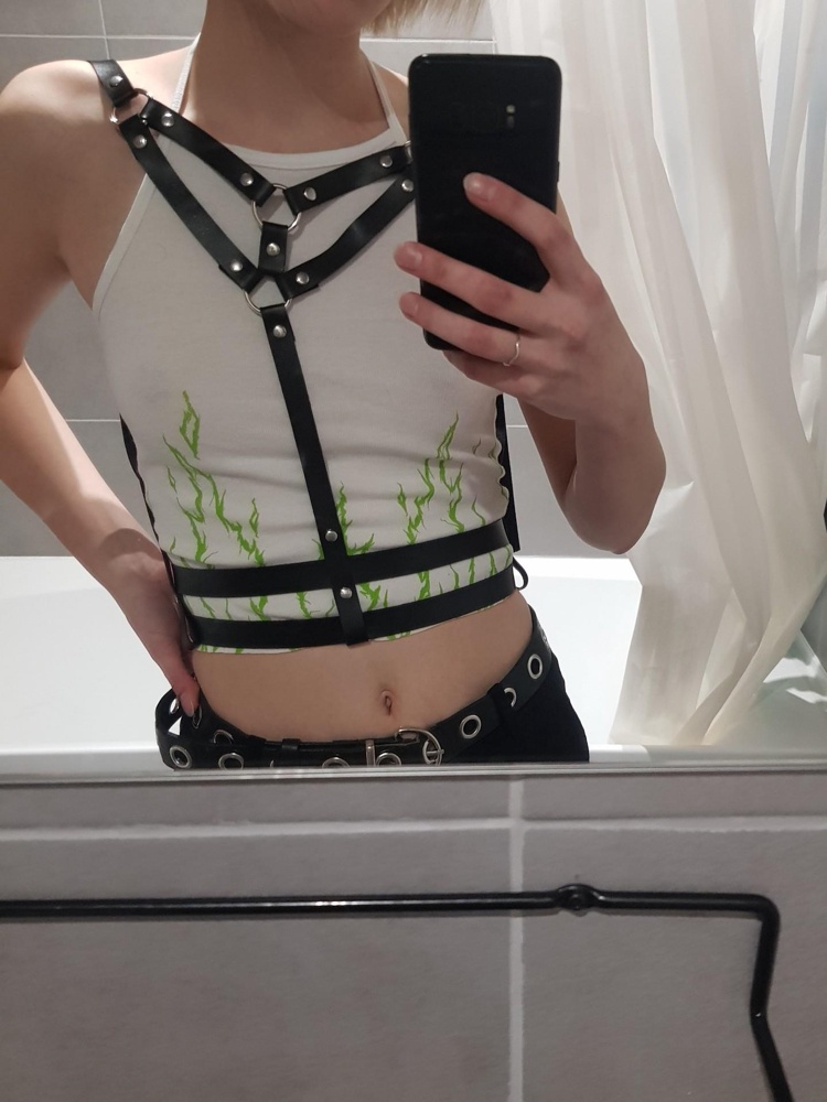 портупея очень универсальная, поэтому подходит ко всему! материал понравился: плотные ремни и прочные пряжки. регулируется тоже удобно. 
модель очень удачная! на рубашке выглядит как дерзкий аксессуар, а на белье сексуально. 
продавец в пакет положил купон на скидку. спасибо!