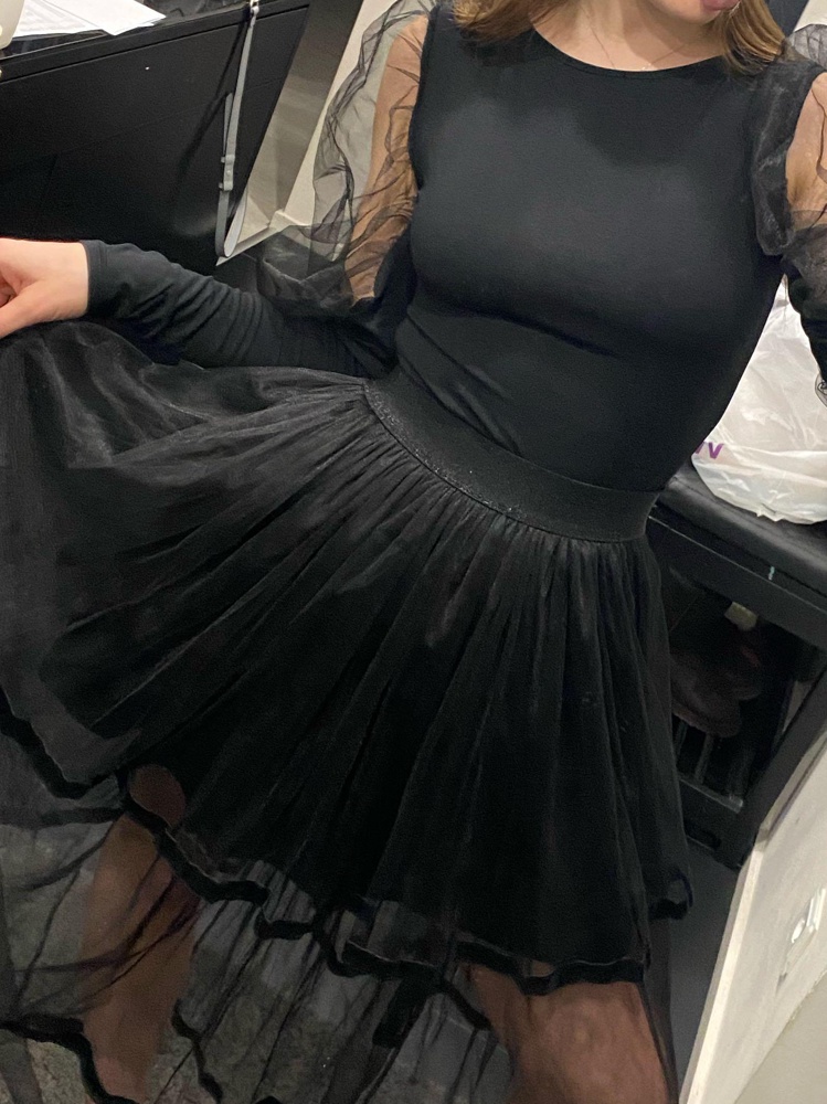 Заказала 42. Хотя по меркам производителя мои параметры выходят на 44. И все равно талия немного могла быть уже/резинка плотнее. Но так как я планировала под ремень, мне это оказалось не критично. Юбкой довольна