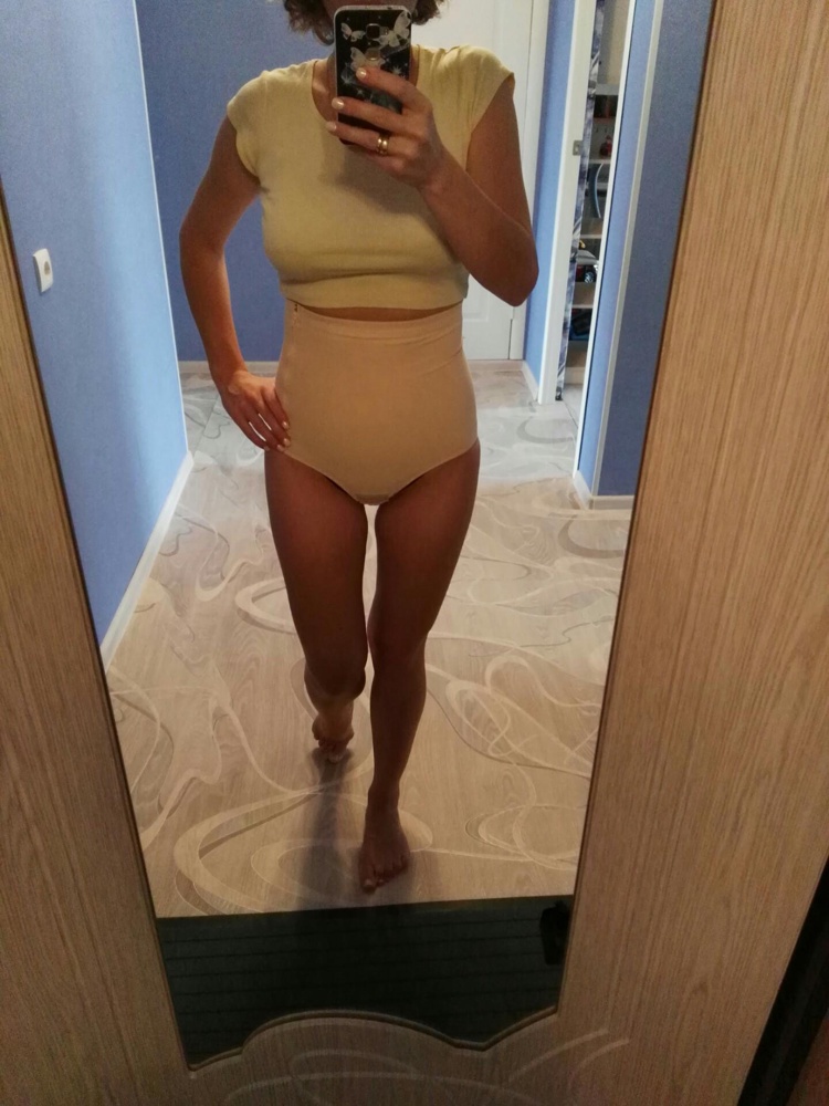 После третьих родов решила позаботиться о своем животике,мало ли не захочет быстро восстанавливаться,заказала бандаж. Он чудо! Бежевый брала на период сразу после родов,надела в роддоме,на фото неделя после родов,размер брала 100,а через две недели поняла,что он уже великоват. Я не пожалела денег и заказала меньше,96. Фото в черном бандаже,4 недели после родов. Рекомендую абсолютно всем девушкам,это спасение для скорого возвращения в форму!